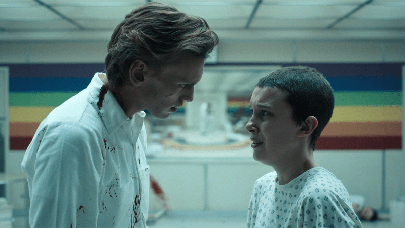 Jamie Campbell Bower e Millie Bobby Brown em 'Stranger Things', episódio sete da quarta temporada, "Capítulo Sete: O Massacre no Laboratório de Hawkins."