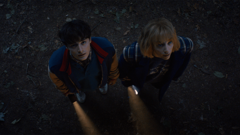 Noah Schnapp, interpretando Will Byers, e Maya Hawke, interpretando Robin, na quinta temporada de 'Stranger Things'.