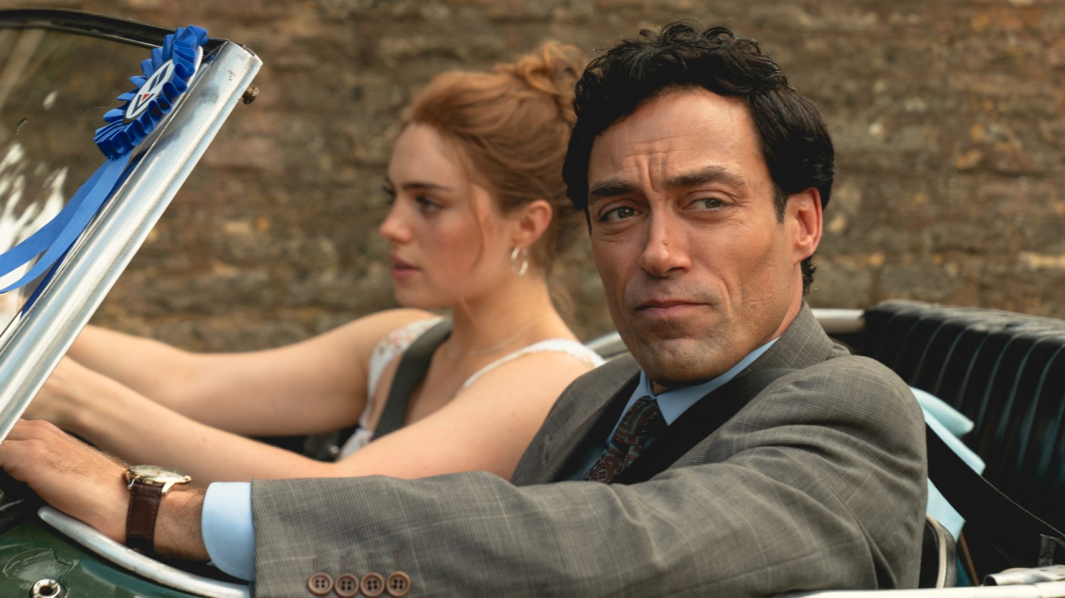 Alex Hassell e Bella Maclean em 'Rivais'.