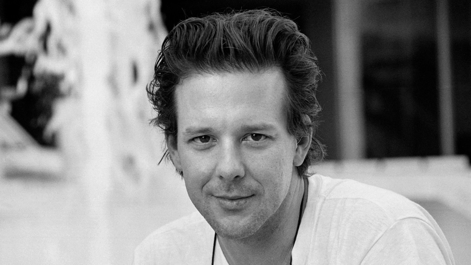 Mickey Rourke posa em 10 de outubro de 1985 em Nice, após a exibição do filme Ano do Dragão, dirigido por Michael Cimino.
