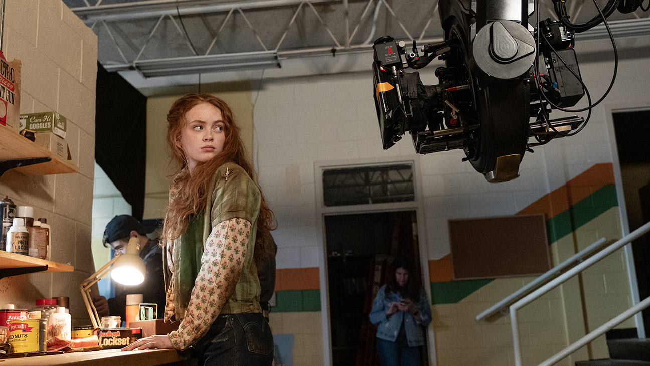 Sadie Sink como Max Mayfield nos bastidores de Stranger Things: 5ª temporada.